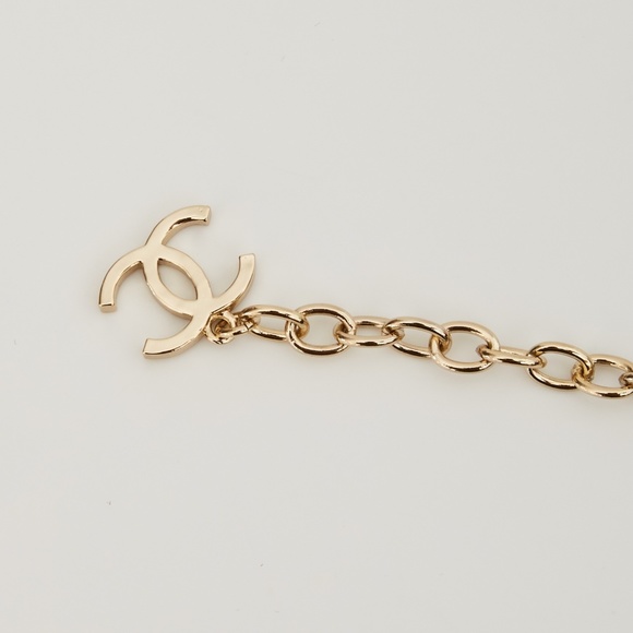 CHANEL LIGHT GOLD CC TURNLOCK MINI HEARTS NECKLACE (2022) - Picture 7 of 9
